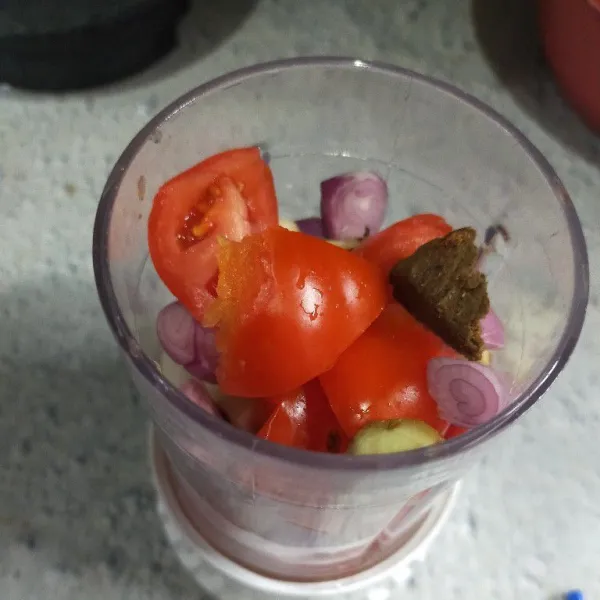 Haluskan tomat, bawang merah, bawang putih, terasi, lengkuas dan cabai.