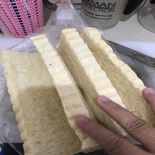Siapkan roti tawar bandungnya yang sudah di potong menjadi 3 bagian yang tidak putus.
