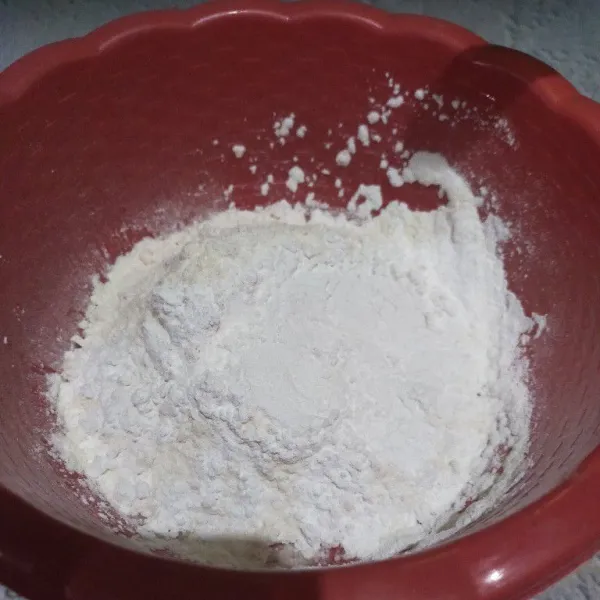 Siapkan wadah kemudian masukkan tepung terigu, tepung beras, gula pasir, baking powder, baking soda dan vanili bubuk. Aduk.