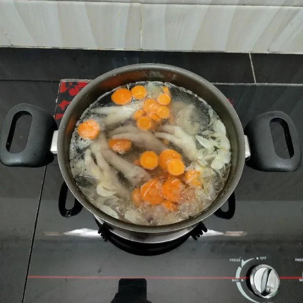 Lalu masukkan wortel, merica bubuk, dan garam. Masak hingga wortel setengah layu.