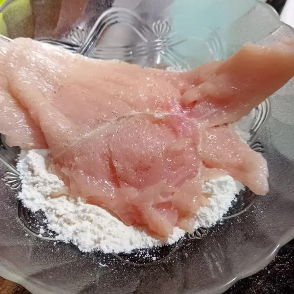 Baluri ayam dengan tepung terigu lalu
celupkan ke dalam telur kocok dan balur kembali dengan tepung terigu.