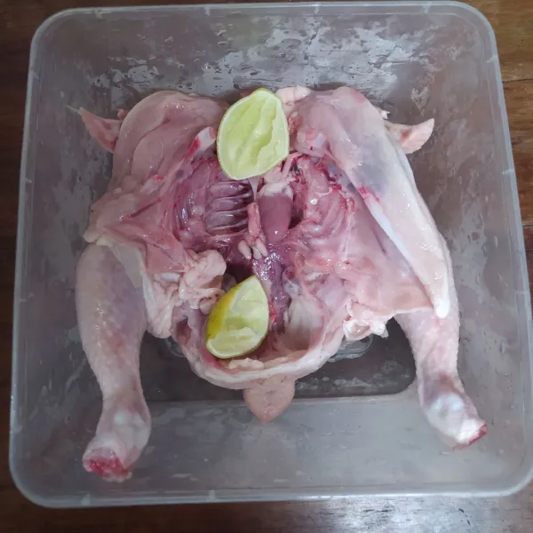 Siapkan 1 ekor ayam, belah perutnya, balik dan tekan hingga bunyi krek. Kucuri dengan air jeruk nipis dan diamkan selama 20 menit.