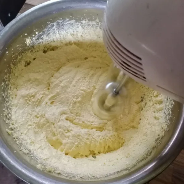 Dalam wadah masukkan margarin, gula pasir dan vanili. Mixer sampai tercampur rata. Kemudian masukkan telur, mixer sampai mengembang.