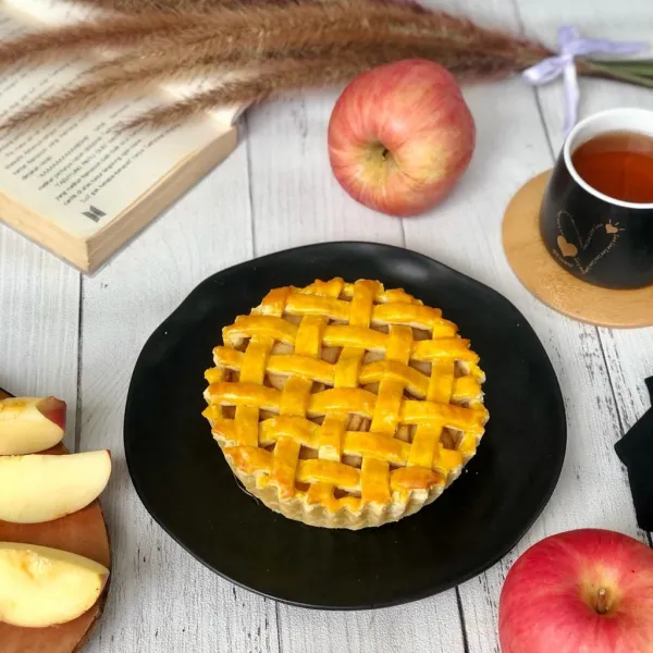 Apple Custard Pie siap disajikan.