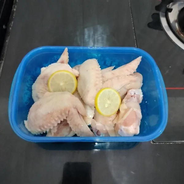 Potong sayap ayam menjadi 2 bagian, lalu cuci bersih, lalu lumuri dengan air perasan jeruk nipis. Kemudian cuci dan bilas hingga bersih.
