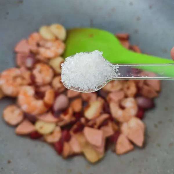 Bumbui dengan gula, koreksi rasa bila kurang asin bisa tambahkan garam.