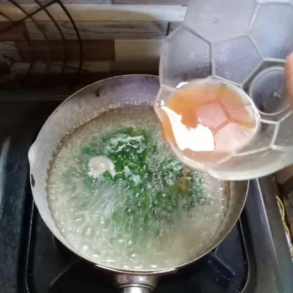 Masukkan air asam Jawa, aduk rata.