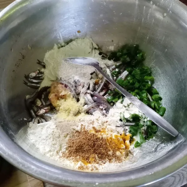 Masukkan bumbu halus, terigu, tepung beras, daun bawang, garam, kaldu bubuk, lada bubuk, ketumbar bubuk dan kunyit bubuk.