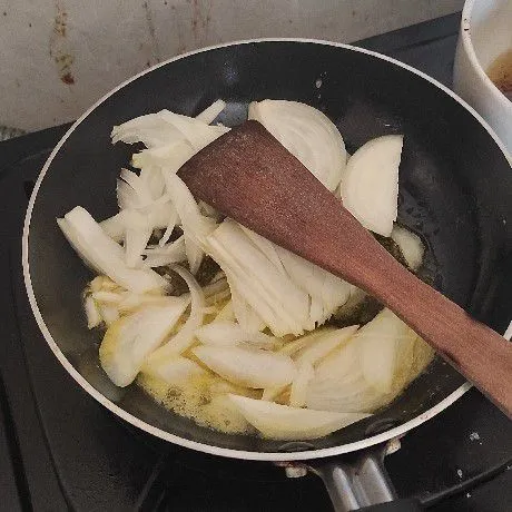 Lelehkan margarin, tumis bawang bombay dan bawang putih hingga harum