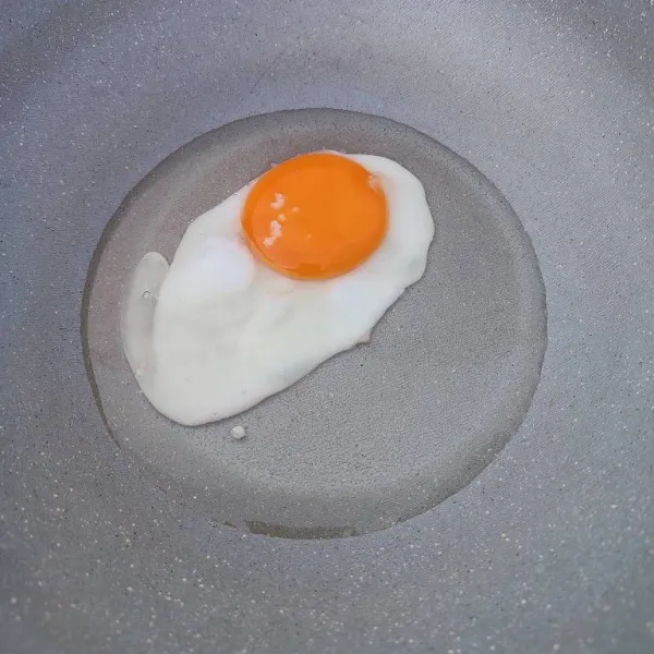 Goreng telur hingga matang. Sisihkan.