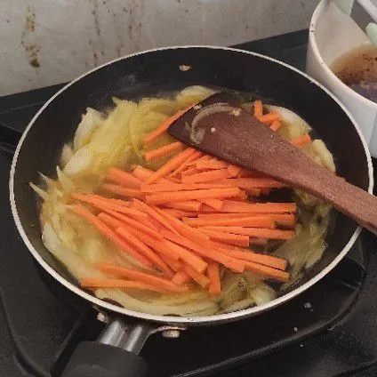 Masukan potongan wortel lalu tuang air, masak hingga wortel setengah matang