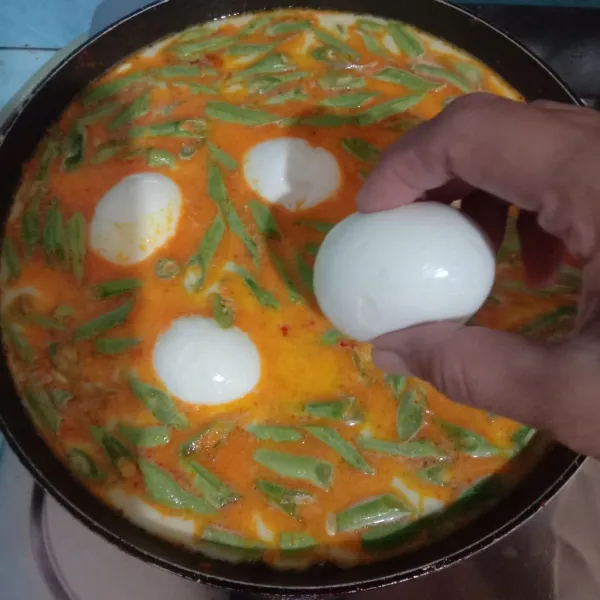 Masukkan telur aduk. Masak hingga matang.