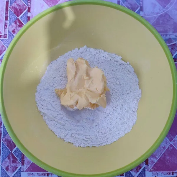 Uleni tepung terigu, margarin dan garam asal campur.
