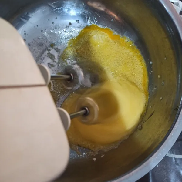Sp + gula + telur mixer speed tinggi hingga soft peak.