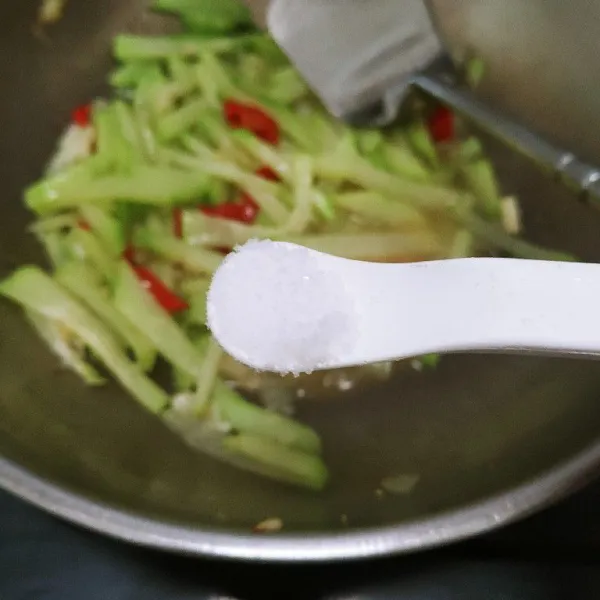 Bumbui dengan garam, kaldu bubuk, gula dan lada bubuk.