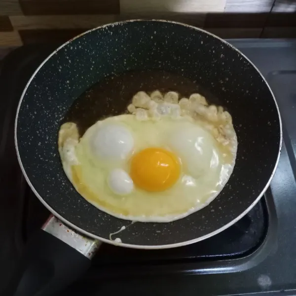 Panaskan sedikit minyak goreng. Ceplok telur, beri sedikit garam. Goreng sampai matang.