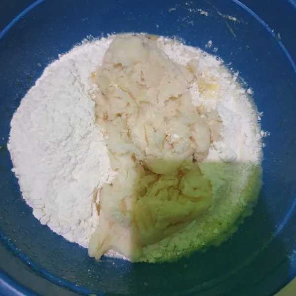 Tambahkan tepung, krimer nabati, tape halus dan garam aduk rata.