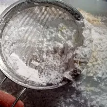 Ayak duo tepung dan baking powder serta baking soda.