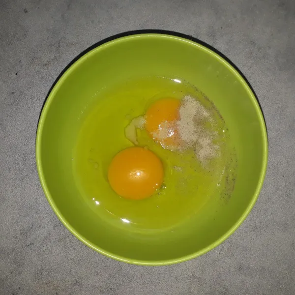 Penyelesaian: Campurkan telur, garam dan merica lalu kocok lepas.