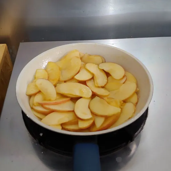 Masukkan apel, beri vanila, masak kembali hingga apel terkaramelisasi lalu dinginkan apel.