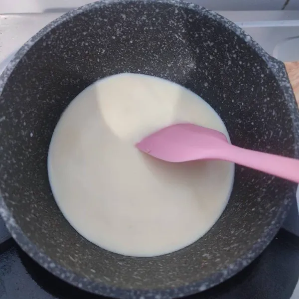 Masukkan semua bahan vla custard kecuali margarin. Masak sambil diaduk hingga mengental dan meletup-letup. Kemudian matikan kompor, masukkan margarin, aduk rata dan biarkan dingin.