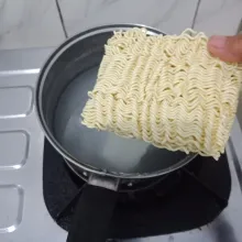 Bila telur sudah setengah matang, masukkan mie masak sampai empuk.
