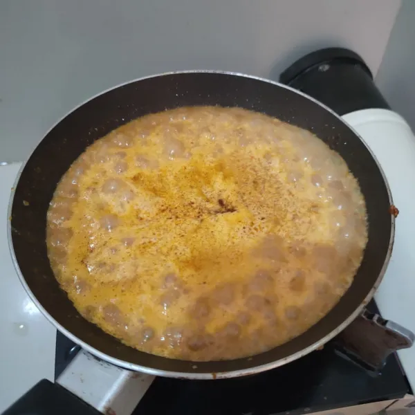 Tambahkan -+100 ml air dan 40 ml santan kental, bumbui dengan garam, kaldu jamur dan gula pasir, kemudian koreksi rasa.