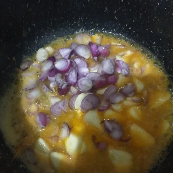 Tumis bawang merah dan bawang putih ke dalam sisa mentega waktu memasak udang tadi. Tumis hingga harum.