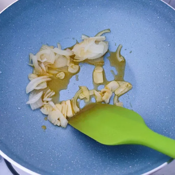 Lelehkan margarin, tumis bawang putih dan bawang bombai hingga layu.