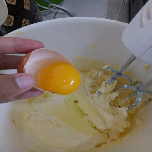 Tambahkan telur lalu mixer kembali.