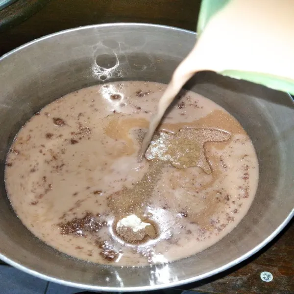 Tuang susu kental manis coklat yang sudah dilarutkan dengan air, masak hingga mendidih.