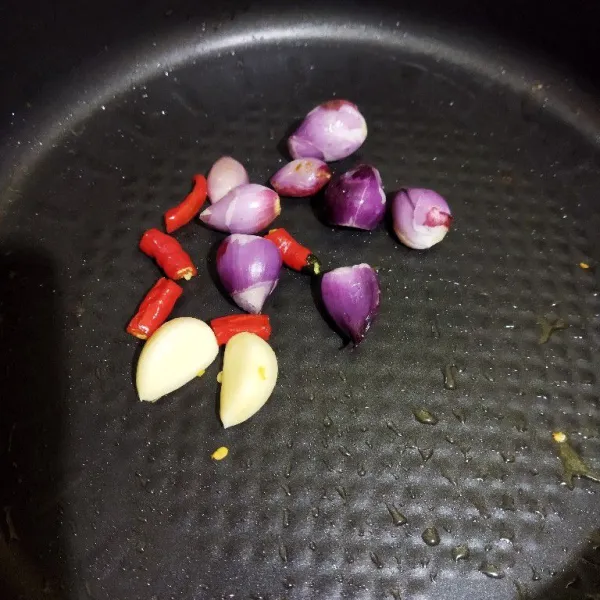Selanjutnya bawang merah, bawang putih, cabe ditumis sampai bawang layu.