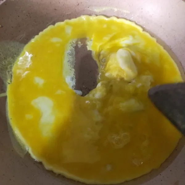 Kita buat telur dadarnya dulu, Kocok telur kemudian dadar di atas pan dan langsung orak-arik. Angkat dan sisihkan.