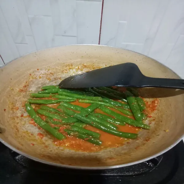 Masak hingga buncis matang, jangan terlalu layu. Salin ke piring saji dan siap dinikmati.