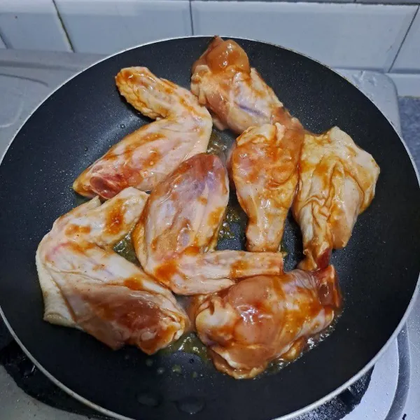 Susun ayam yang telah dimarinasi di atas teflon, masak dengan api sedang cenderung kecil.