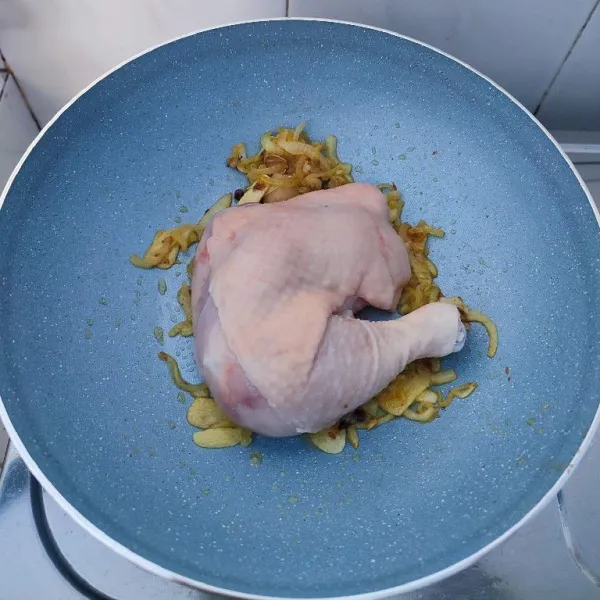 Masukkan ayam, tumis hingga berubah warna.