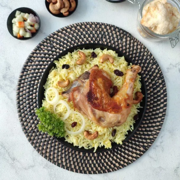 Tata nasi dalam piring saji, tambahkan ayam goreng dan bahan pelengkap lainnya. Sajikan selagi hangat.