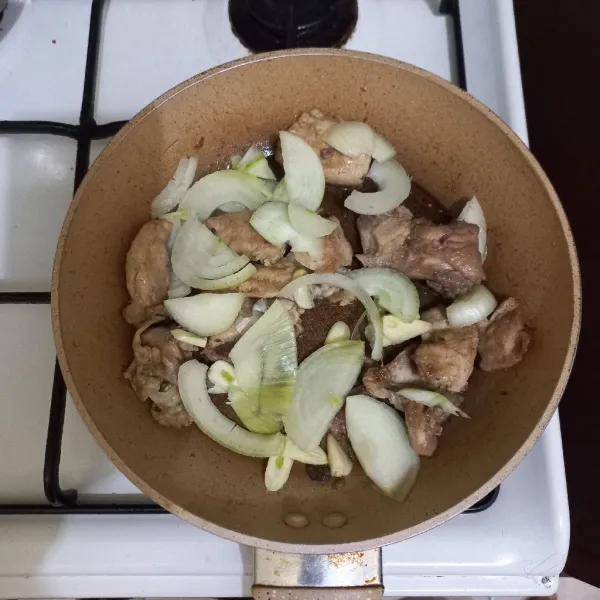 Panaskan minyak pada teflon, masak daging ayam hingga matang dan berubah warna, kemudian masukkan irisan bawang putih dan bawang bombay, aduk rata, masak hingga bawang harum.