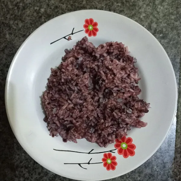 Siapkan nasi hitam.