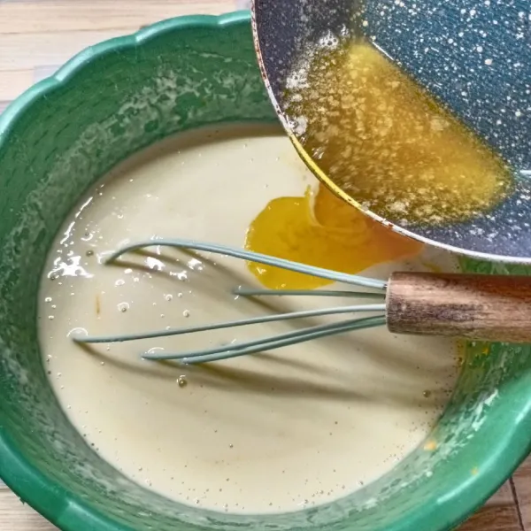 Aduk sampai tercampur rata, kemudian masukkan margarin cair.