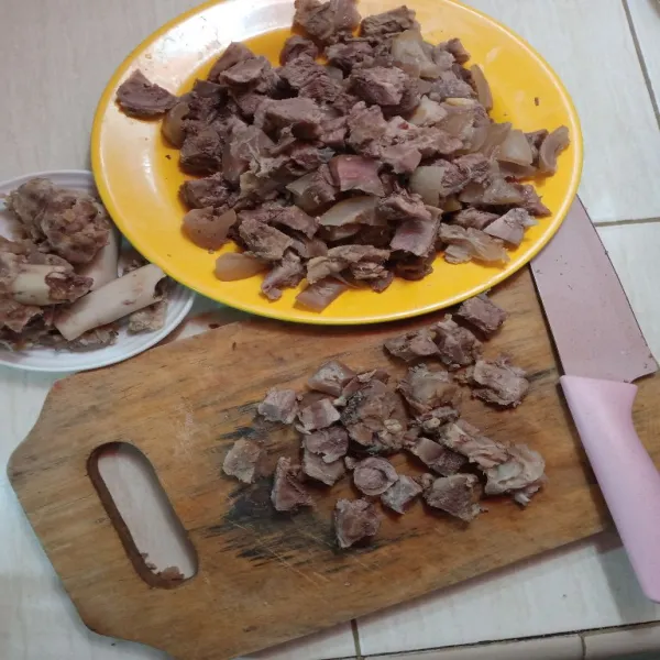 Didihkan air dengan bawang putih dan daging, rebus hingga empuk, potong dadu daging, sisihkan.