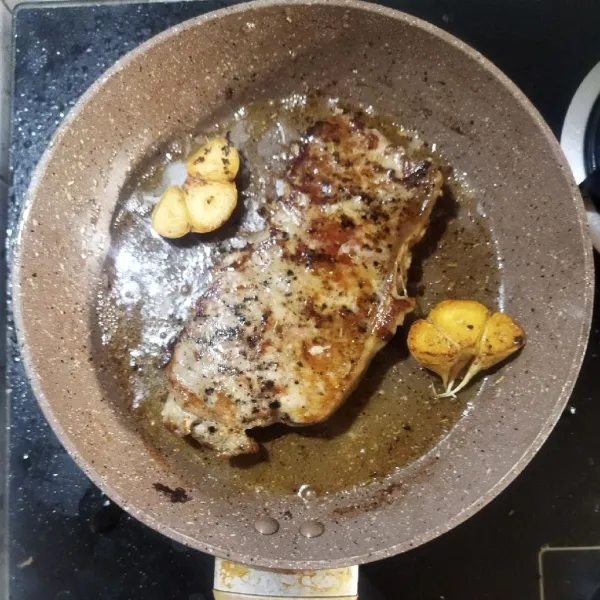 Panggang steak di atas pan panas, tambahkan butter dan rosemarry kering, sambil disiramkan ke atas daging, hingga tingkat kematangan steak yang diinginkan. Angkat dan istirahatkan sejenak.