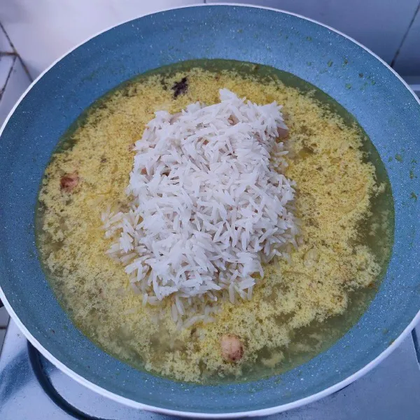 Masukkan beras basmati. Rebus kembali hingga air mendidih.