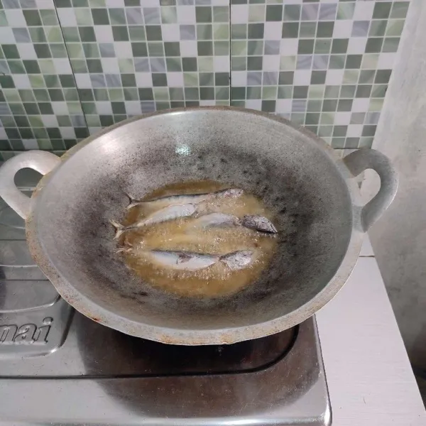 Panaskan minyak goreng, goreng ikan hingga garing dengan api sedang cenderung kecil. Tingkat kematangan ikan bisa di sesuaikan dengan selera ya sobat yummy. Setelah itu, angkat dan tiriskan minyaknya.