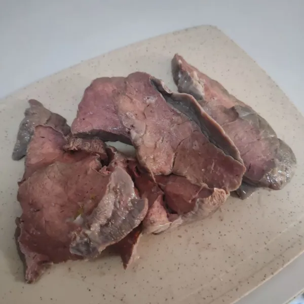 Tiriskan paru kemudian potong tipis.