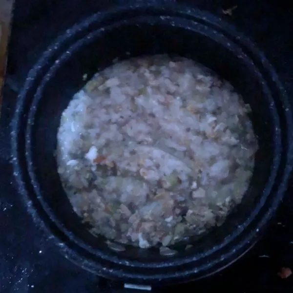 Tambahkan air kaldu, nasi setelah nasi sudah menjadi bubur masukkan telur sambil diaduk.