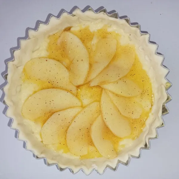 Apel di atas custard kemudian tuang sedikit karamel apel.