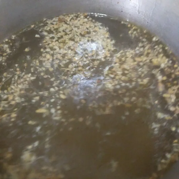 Didihkan air, kemudian masukkan bawang putih goreng. Tambahkan garam, lada bubuk, gula pasir kaldu bubuk, kecap asin dan kecap ikan.