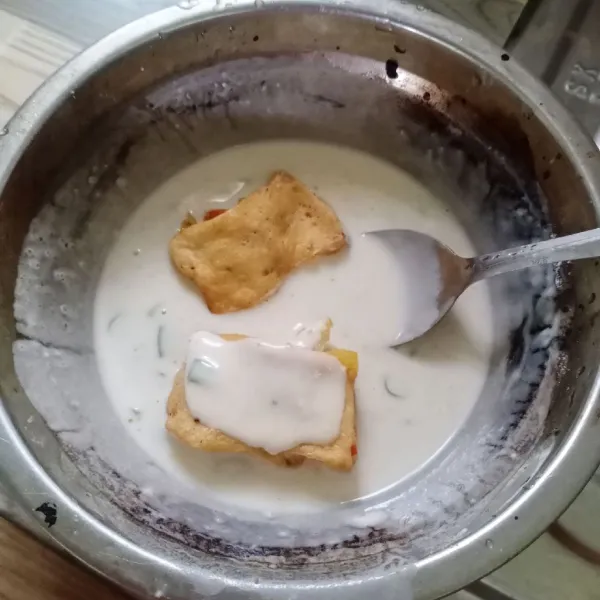 Celupkan tahu isi ke dalam bahan pelapis.