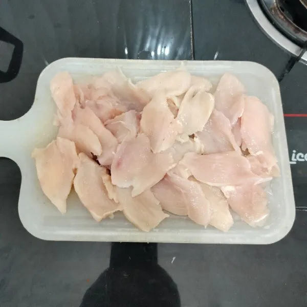 Cuci bersih fillet ayam, lalu iris tipis.